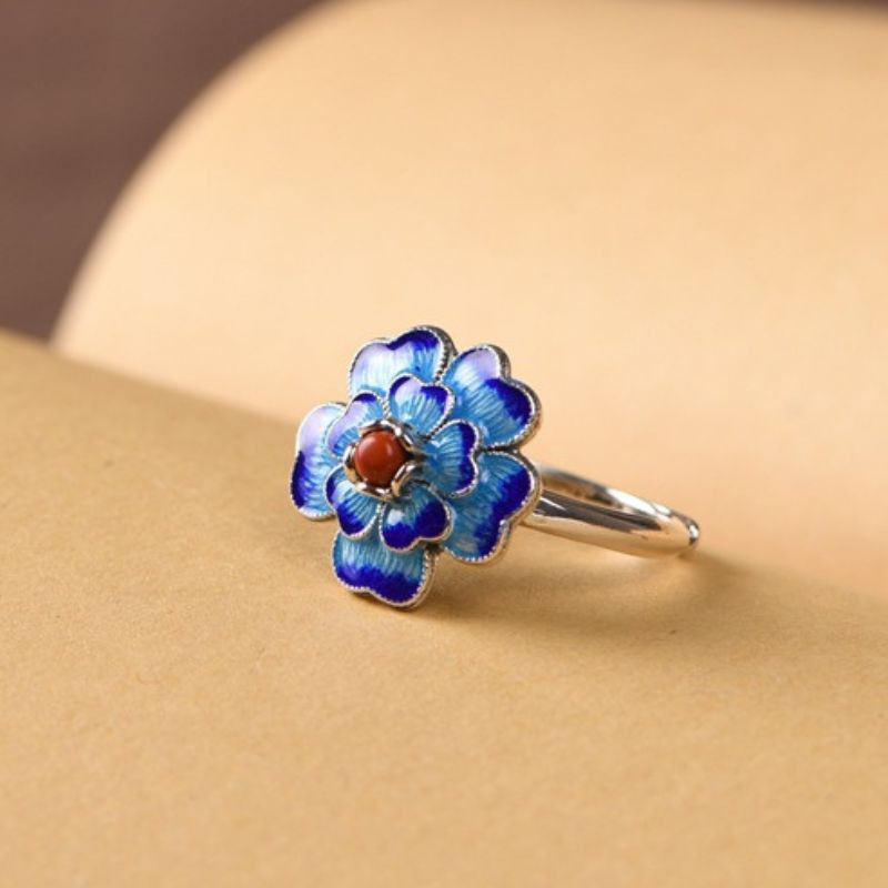 サクラソウのリング - 指先に春の息吹を感じさせる　R430