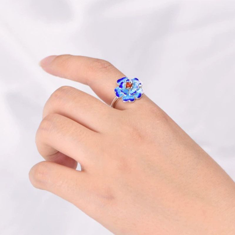 サクラソウのリング - 指先に春の息吹を感じさせる　R430