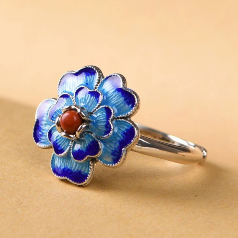 サクラソウのリング - 指先に春の息吹を感じさせる　R430