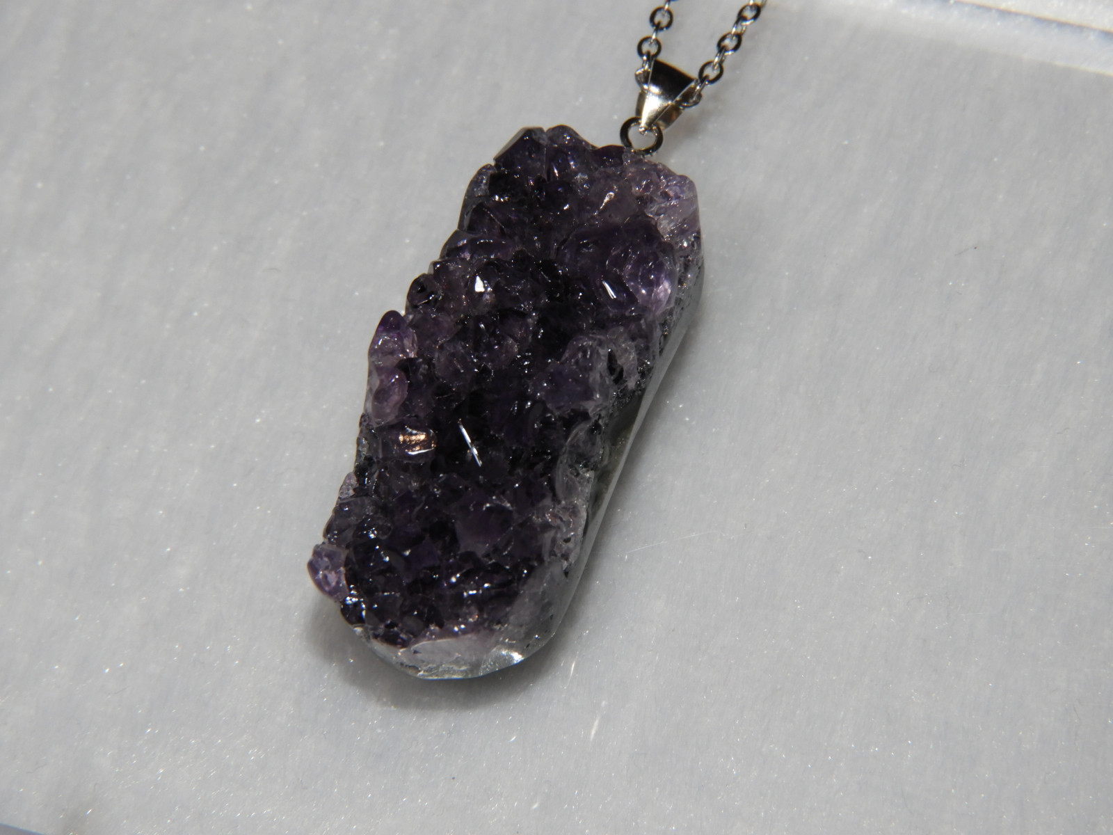 原石を生かした形！美しいパープルカラー！２月の誕生石！変種のアメジストペンダントトップ！　天然石　２６