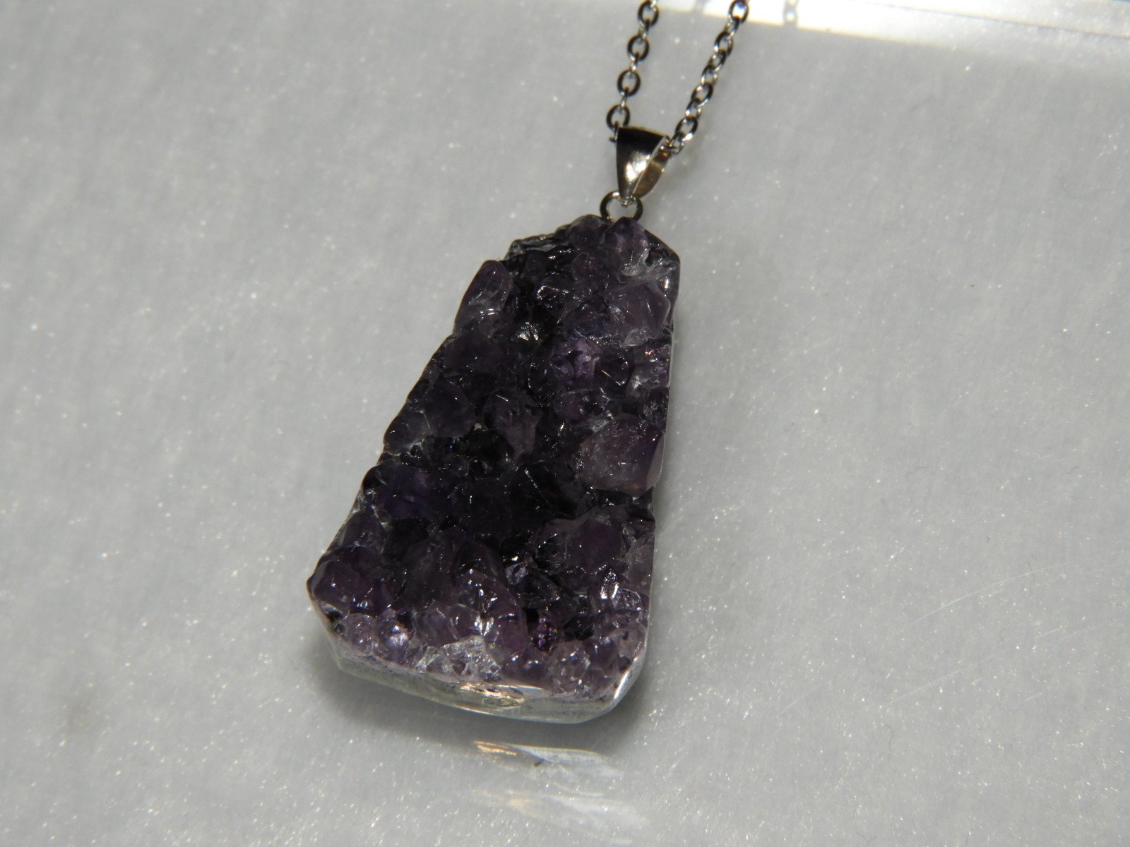 原石を生かした形！美しいパープルカラー！２月の誕生石！変種のアメジストペンダントトップ！　天然石　２７
