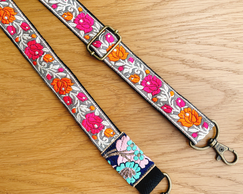 グレー×オレンジとピンクの薔薇 エスニック スマホショルダー