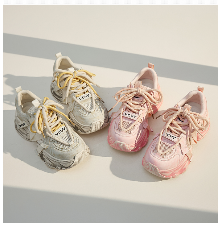 厚い底が高くなって小さい親父さんの靴の女性2025夏の新型の爆発的な金網の面をして古い色をこすります運働のカジュアルな靴