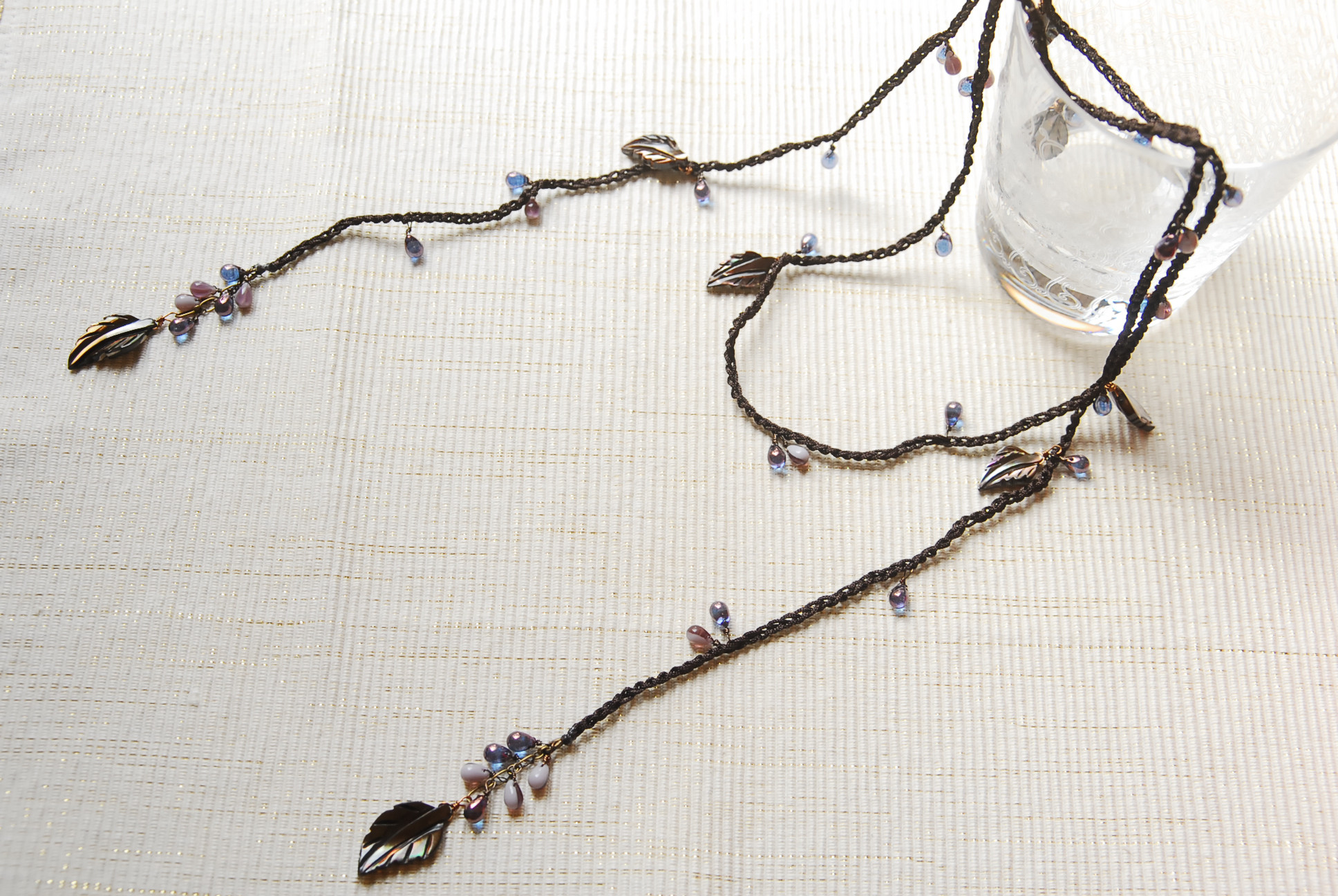 マザーオブパールの秋のつる草のラリエット