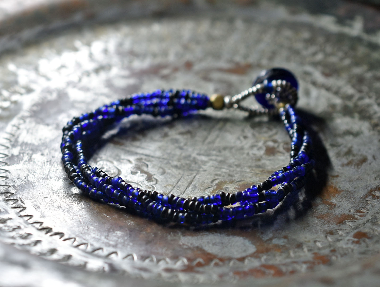 アンティークブルー＆ブラックシードビーズの4連ブレス（カカンバ留め金）