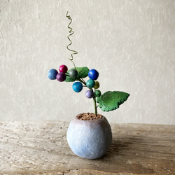 9727.bud 粘土の鉢植え ノブドウ 1枚目の画像