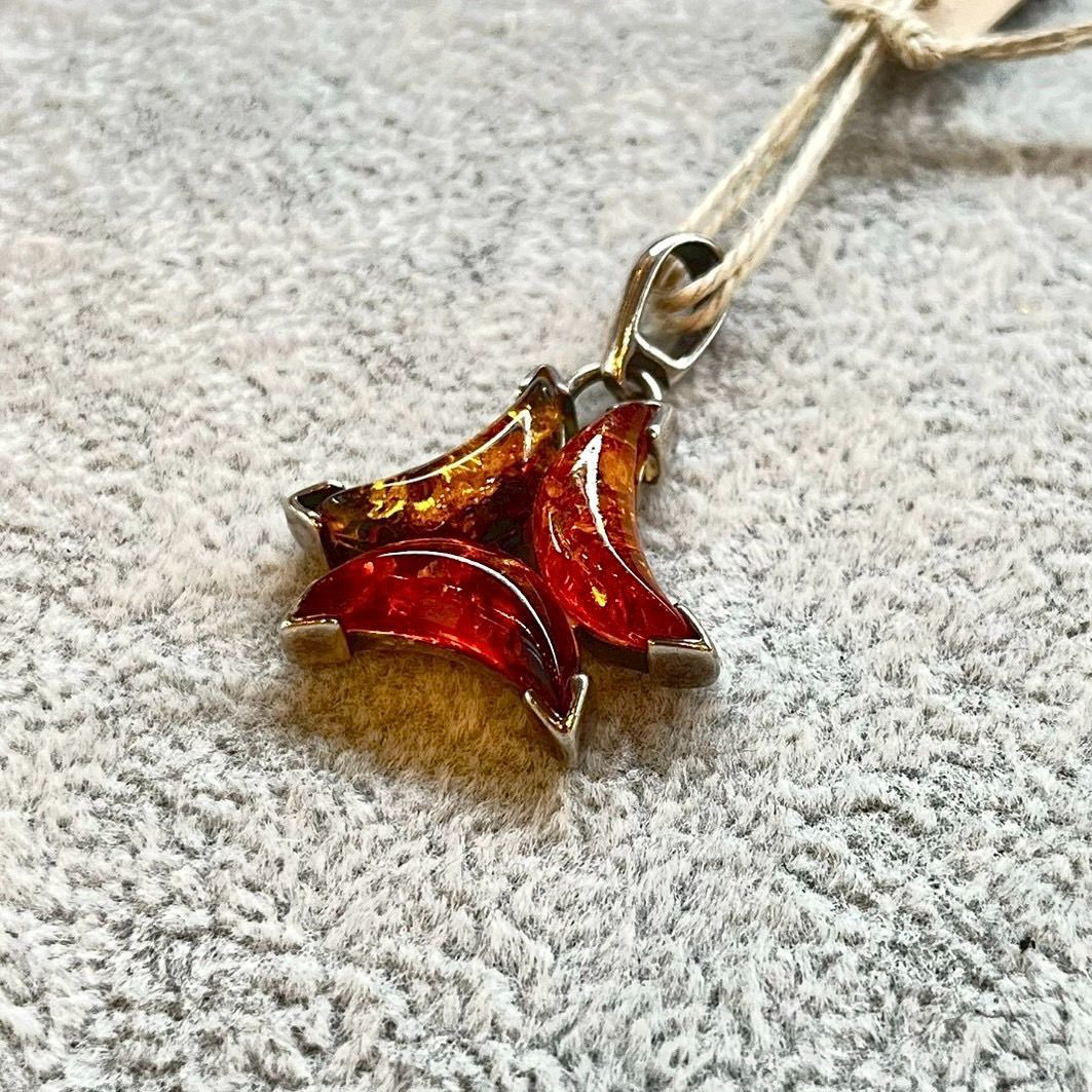 天然琥珀 ペンダントトップ　年代物　骨董品 天然琥珀 ペンダントトップ 年代物 骨董品 ルビー 樹脂 化石