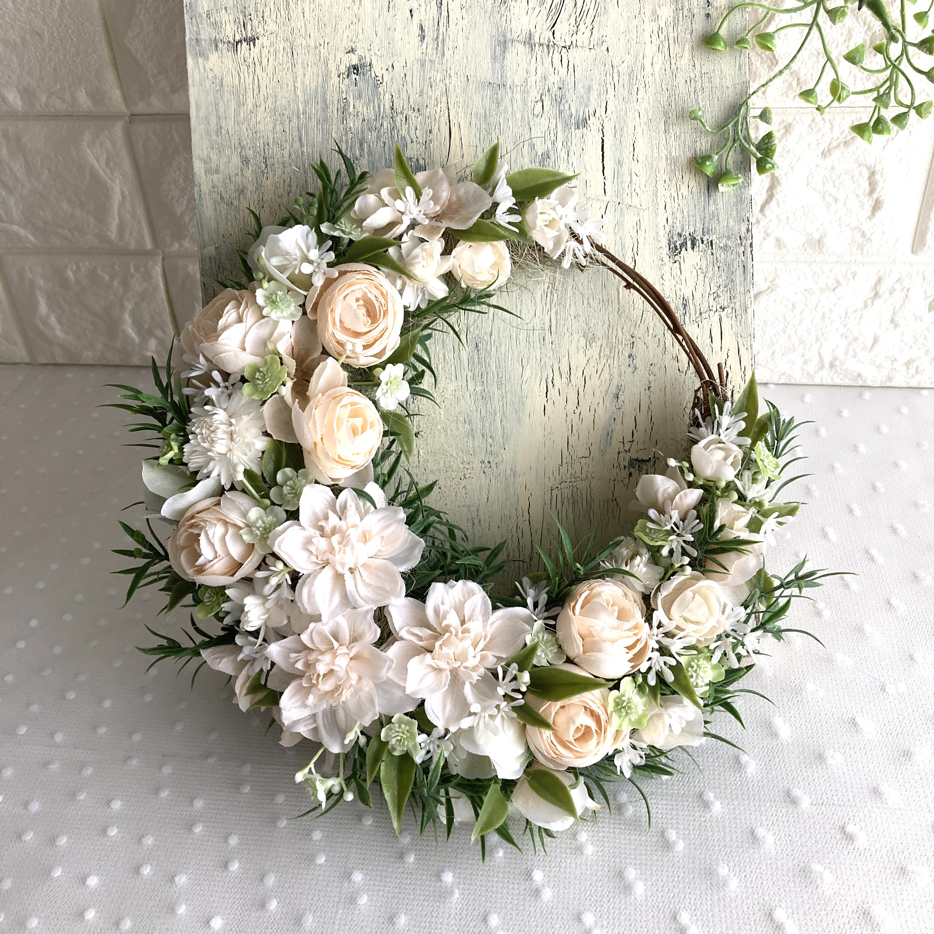 純白ローズのナチュラルフラワーリース/三日月型リース/誕生日・新築祝い・結婚祝いに（25cm）