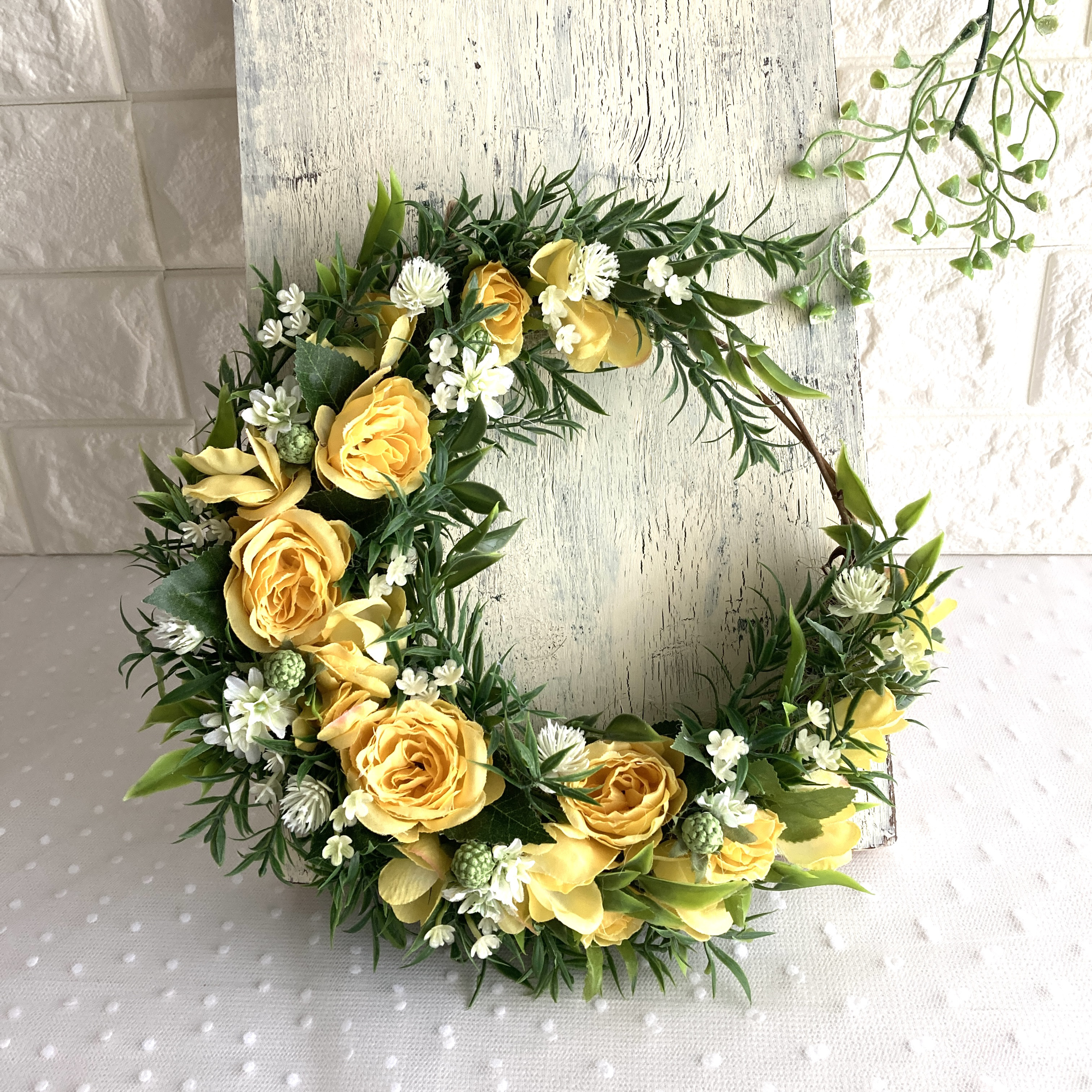 元気なイエローローズのナチュラルフラワーリース/三日月型リース/誕生日・新築祝い・結婚祝いに（25cm）