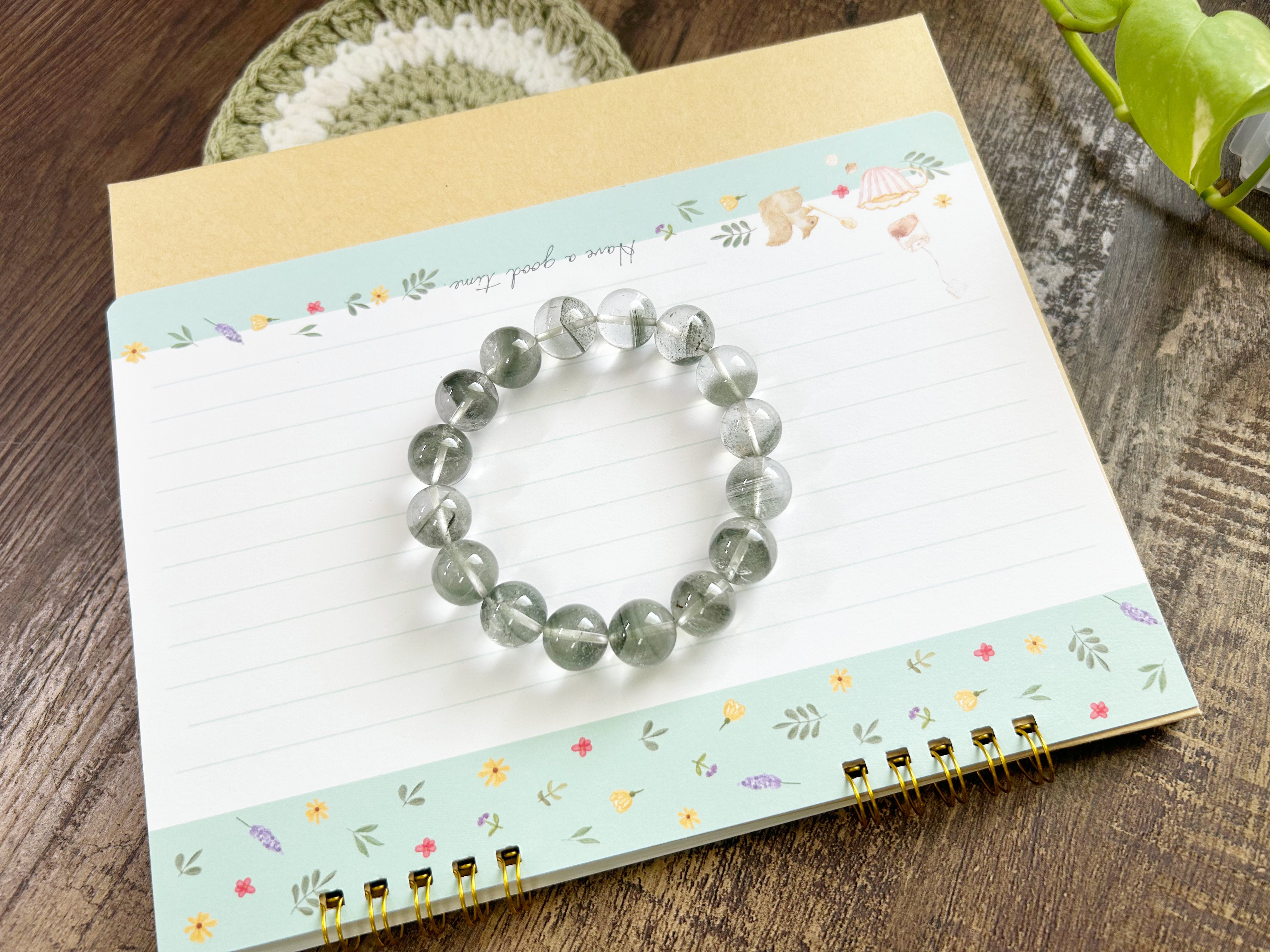 きれいな外観の 13.5 mm のグリーンファントムクォーツクリスタル。富、プラスの収入、ビジネスの成功を引き寄せると信じられて