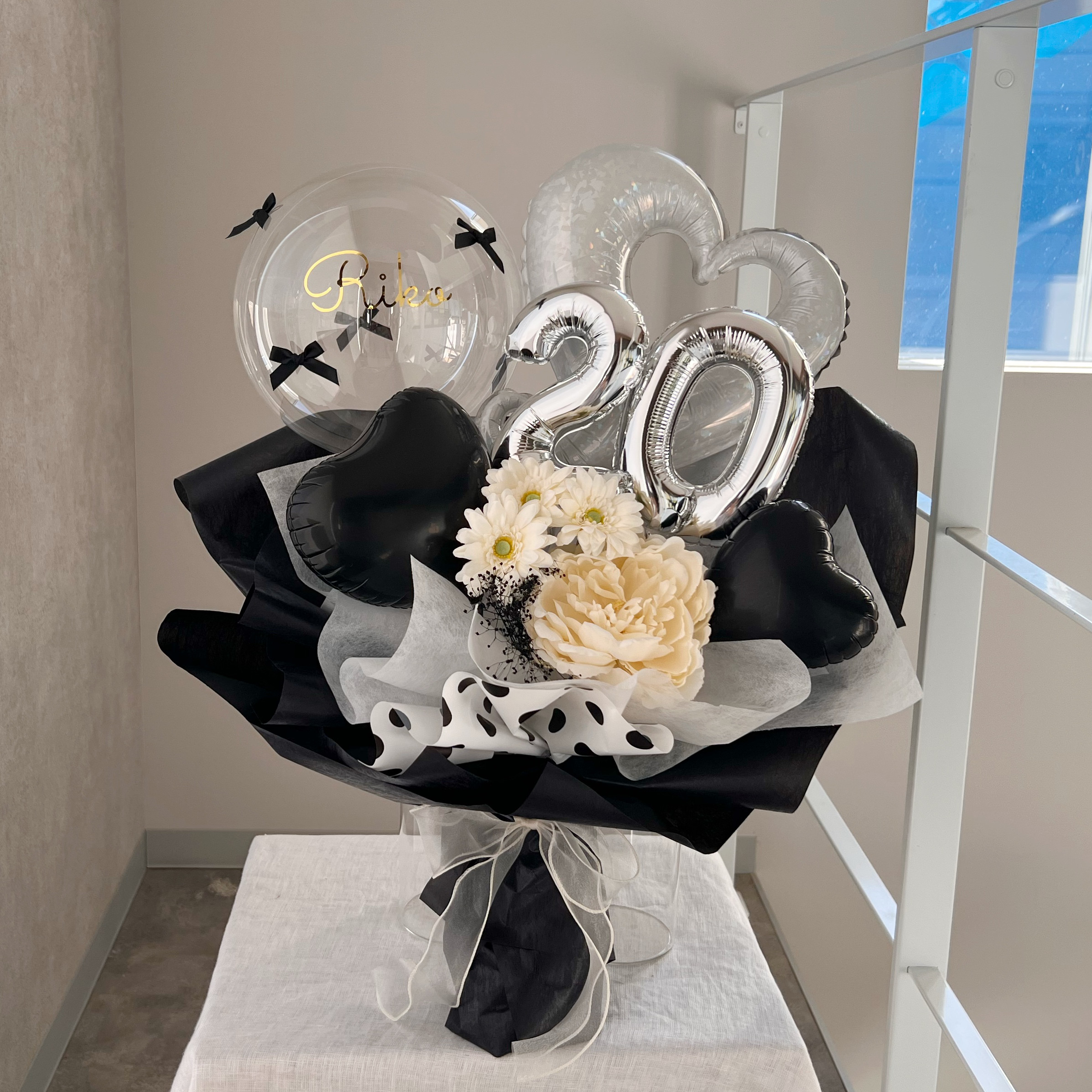 お花屋さんのバルーンフラワー　花束　B305　ブラック　成人式　卒業式　結婚祝い　誕生日　開店祝い　開院祝い　発表会