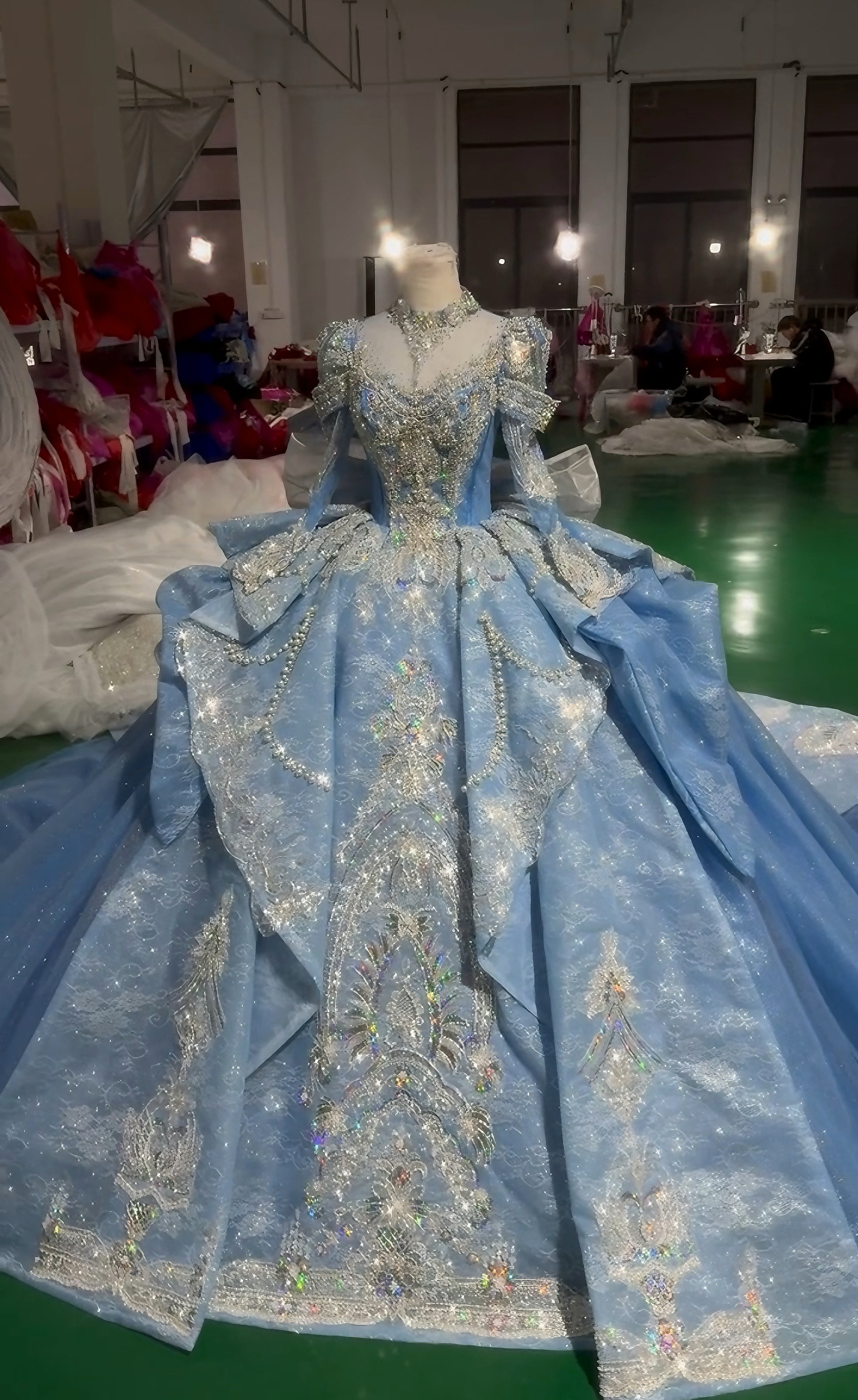 新色追加！ラッフルスカート　ブルー　上質なドレス長袖　編み上げ花嫁スクエアネック　たっぷりビジュー王道派ブライダル結婚式