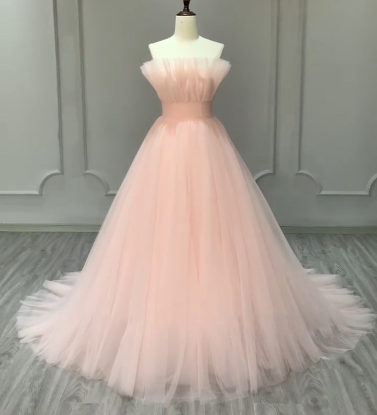 高級感溢れる　シンプルなウェディングドレス挙式バックリボン　オフホワイト　細見えシルエット　チューブトップ　アンティーク