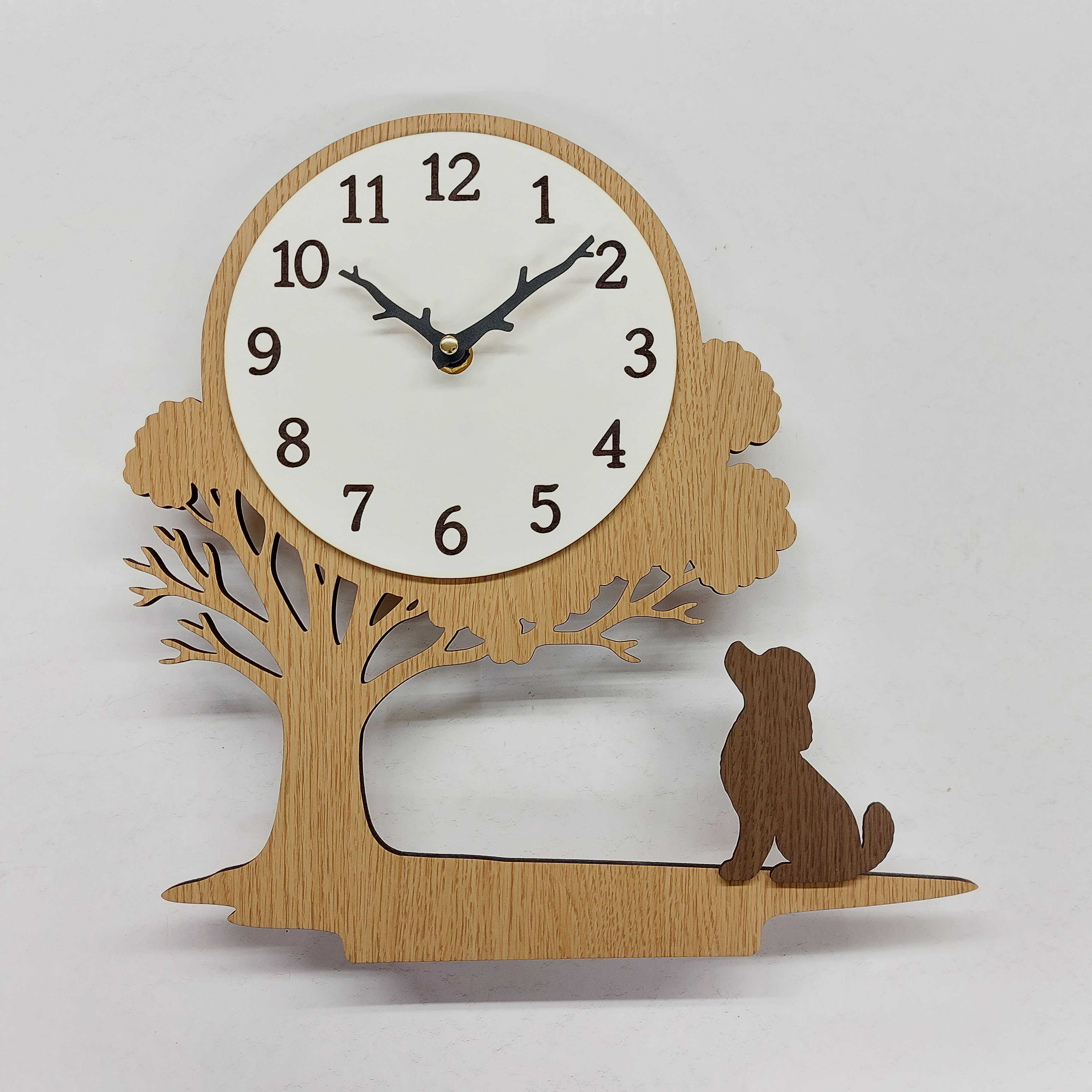 木の下で時の流れを見上げるワンちゃんの掛け時計／置時計　トイプードル　茶色　　静音　名入れ