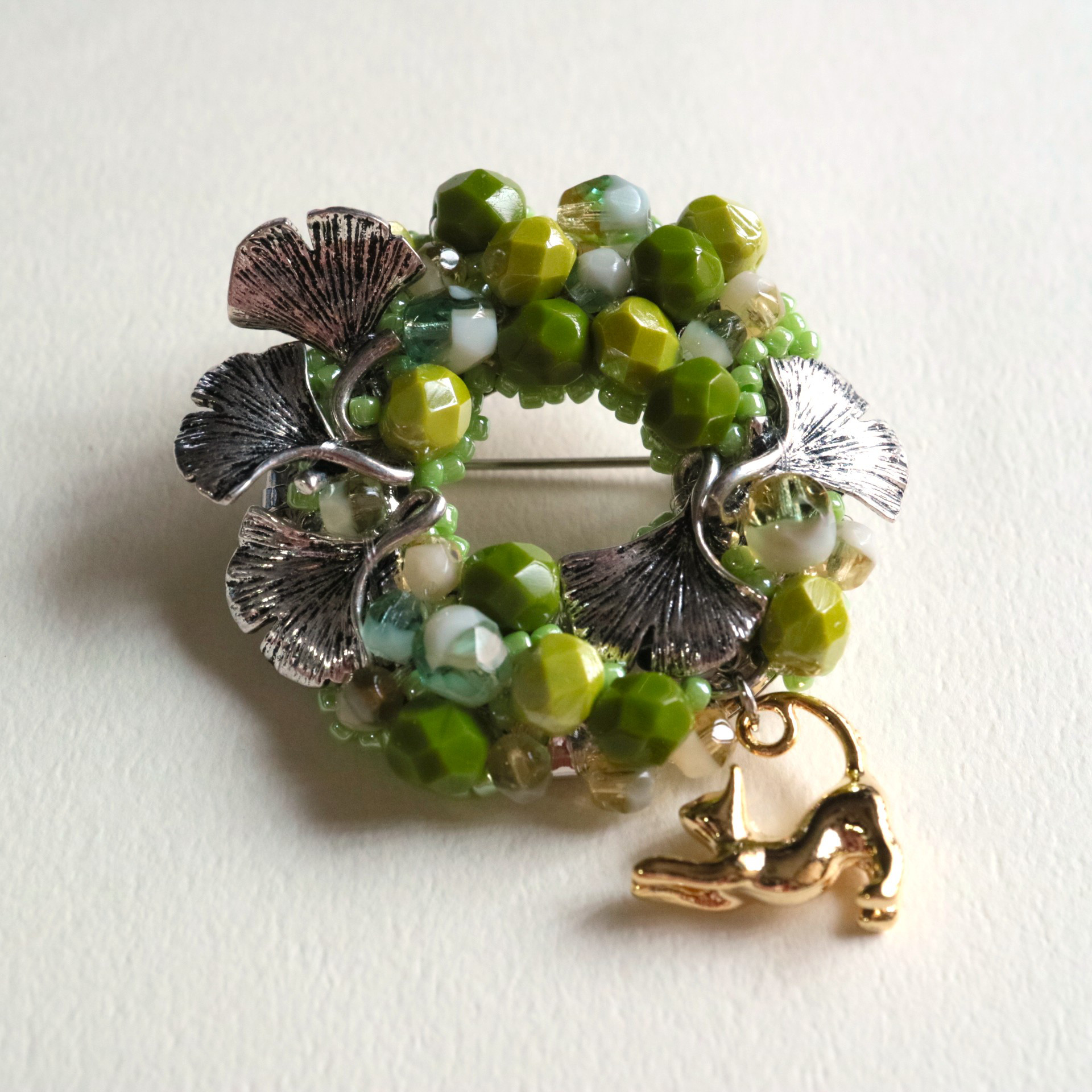 ねこの散歩道　いちょう並木の下で　晩夏＊リースブローチ 葉 緑 ピスタチオグリーン 銀杏 イチョウ 猫 ネコ