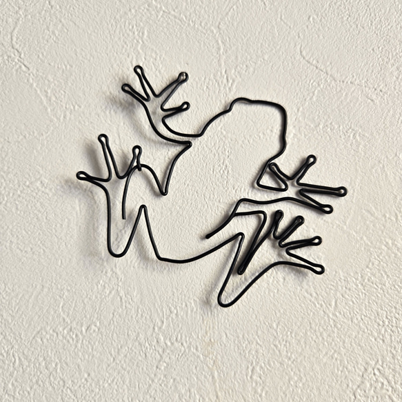 ワイヤーアート 壁飾り 【 カエル 】 かえる 飾り 壁面 ワイヤークラフト ウォールデコ インテリア雑貨 雨 かわいい 1枚目の画像