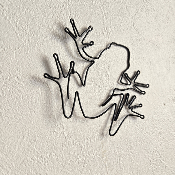 ワイヤーアート 壁飾り 【 カエル 】 かえる 飾り 壁面 ワイヤークラフト ウォールデコ インテリア雑貨 雨 かわいい 3枚目の画像