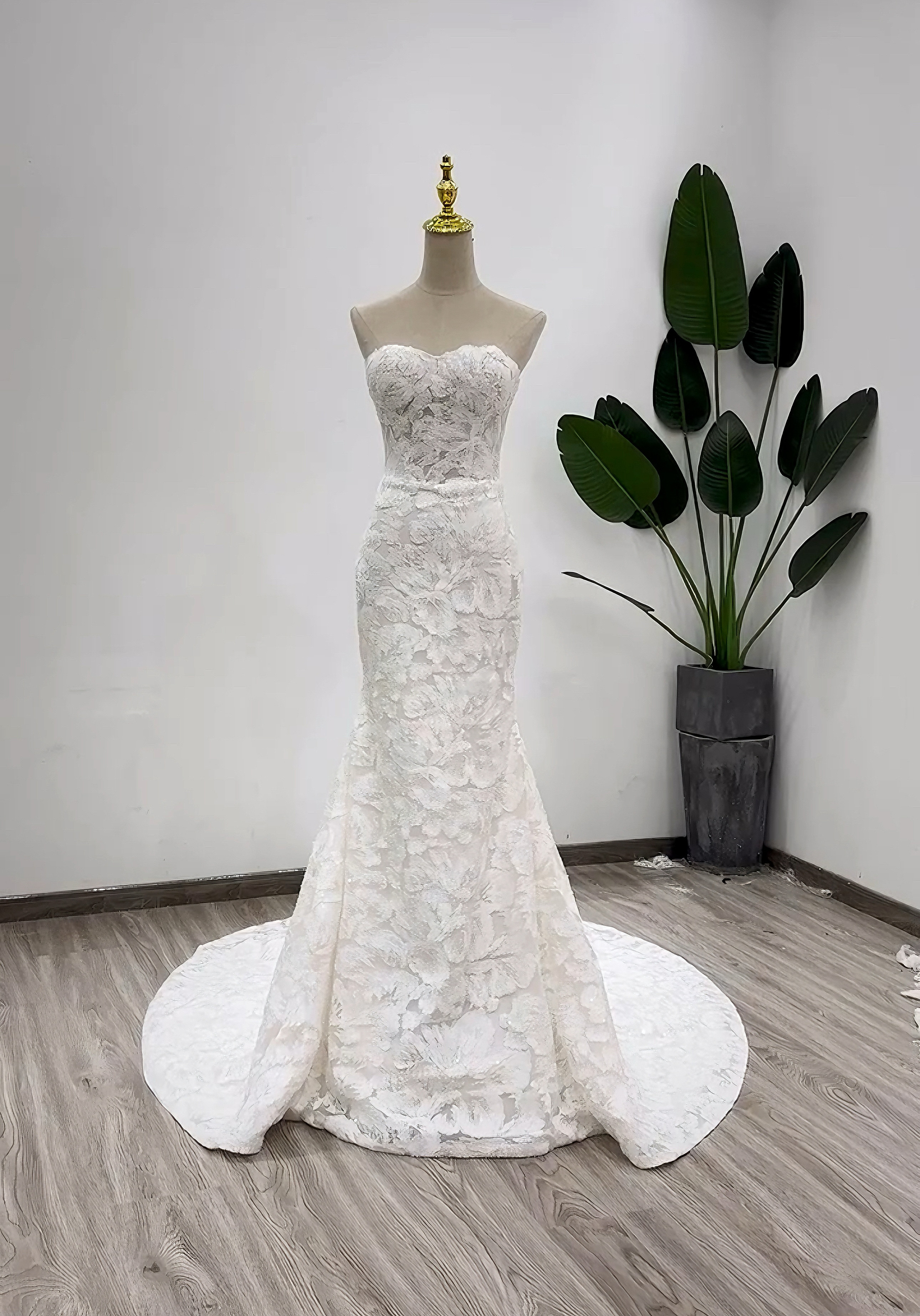 上質なドレス　花柄レース　ビスチェライン　ホワイト　トレーン　華やかなウェディングドレス　ファスナー　サイズオーダー可能