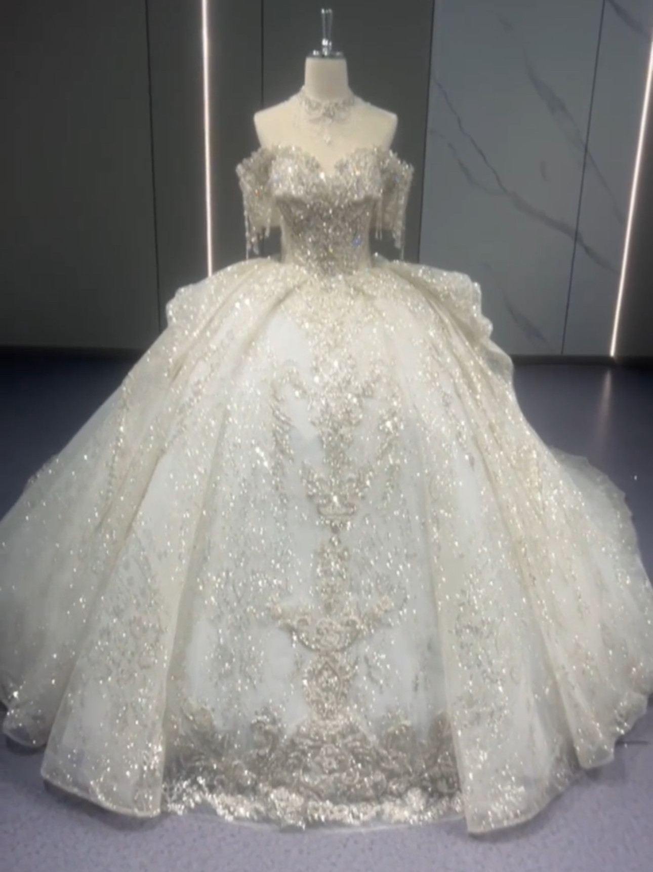 お買い得　オフショルダー　痩せて見える　2の腕を隠せる　ソフトチュール　大人気　ビジュー魅惑の刺繍フランスレース結婚式 53,274円