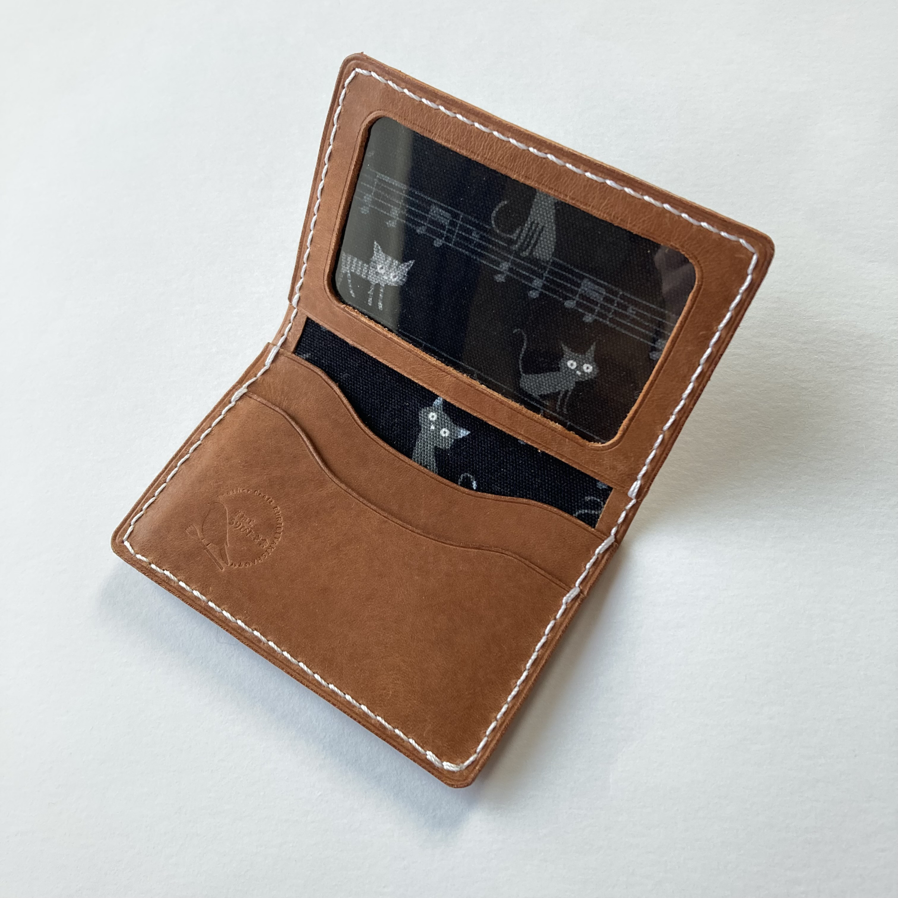 黒猫の免許証ケース・ブラウン［柔らか手触り］