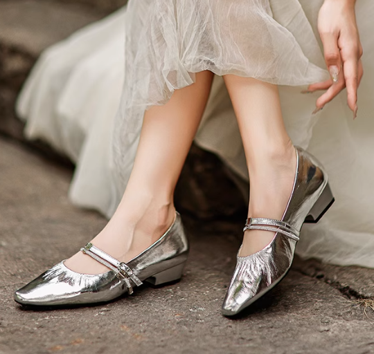 春と秋のおしゃれで洗練された尖った革靴レディース本革フレンチシルバー牛革フラットメアリージェン婦人靴