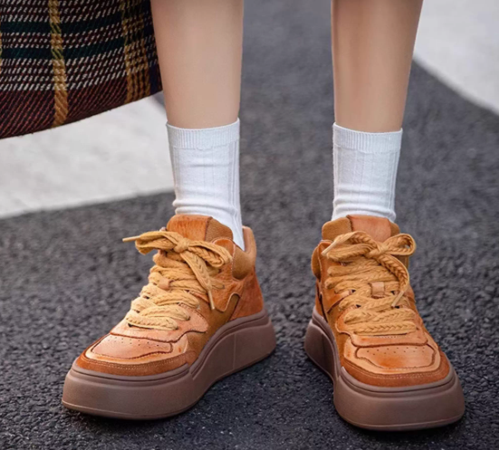 春と秋の本革厚底ハイカットカジュアルシューズ女性牛革レトロな百合板靴小衆デザイン感ショートブーツ