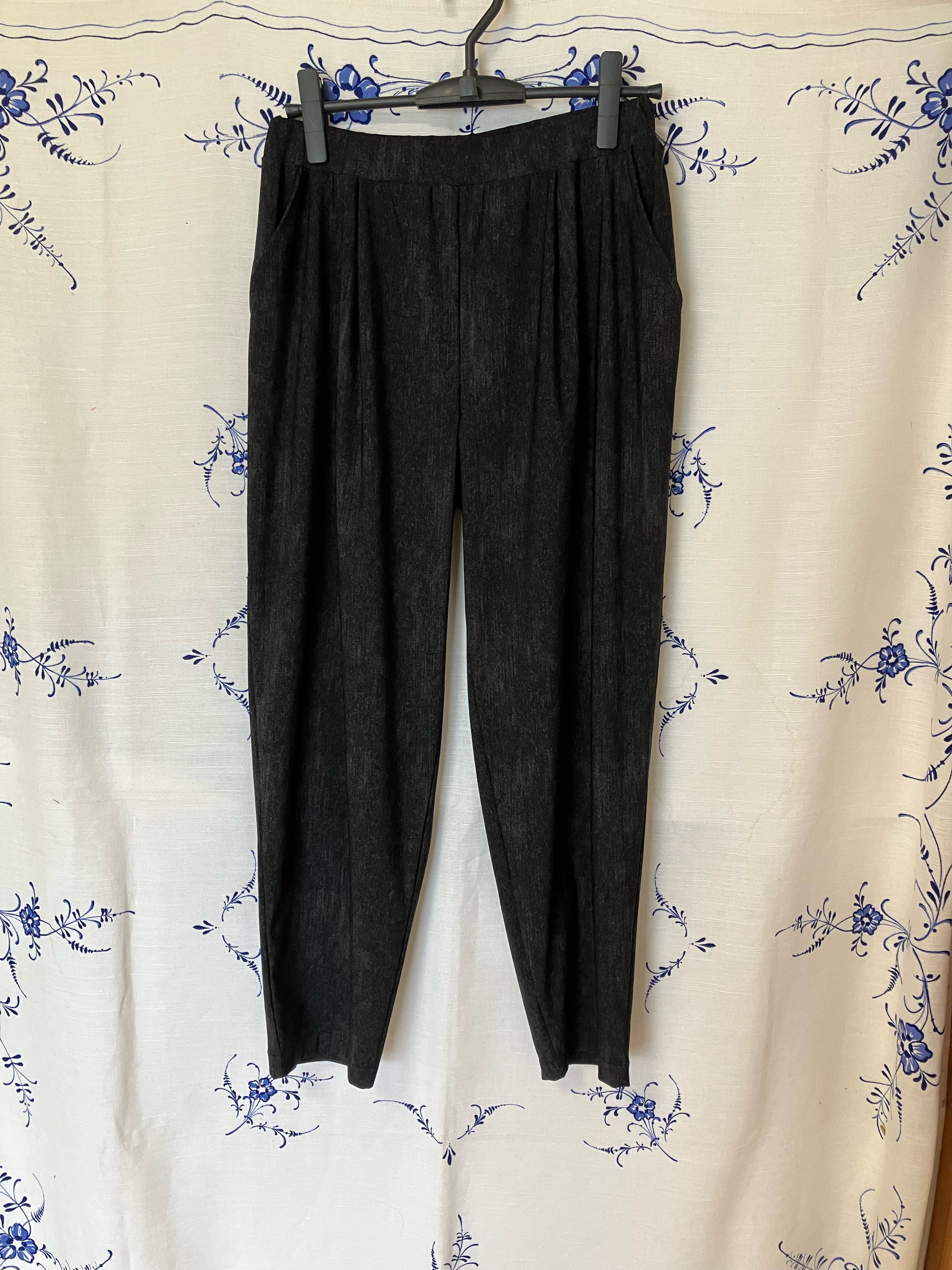 テーパードパンツ