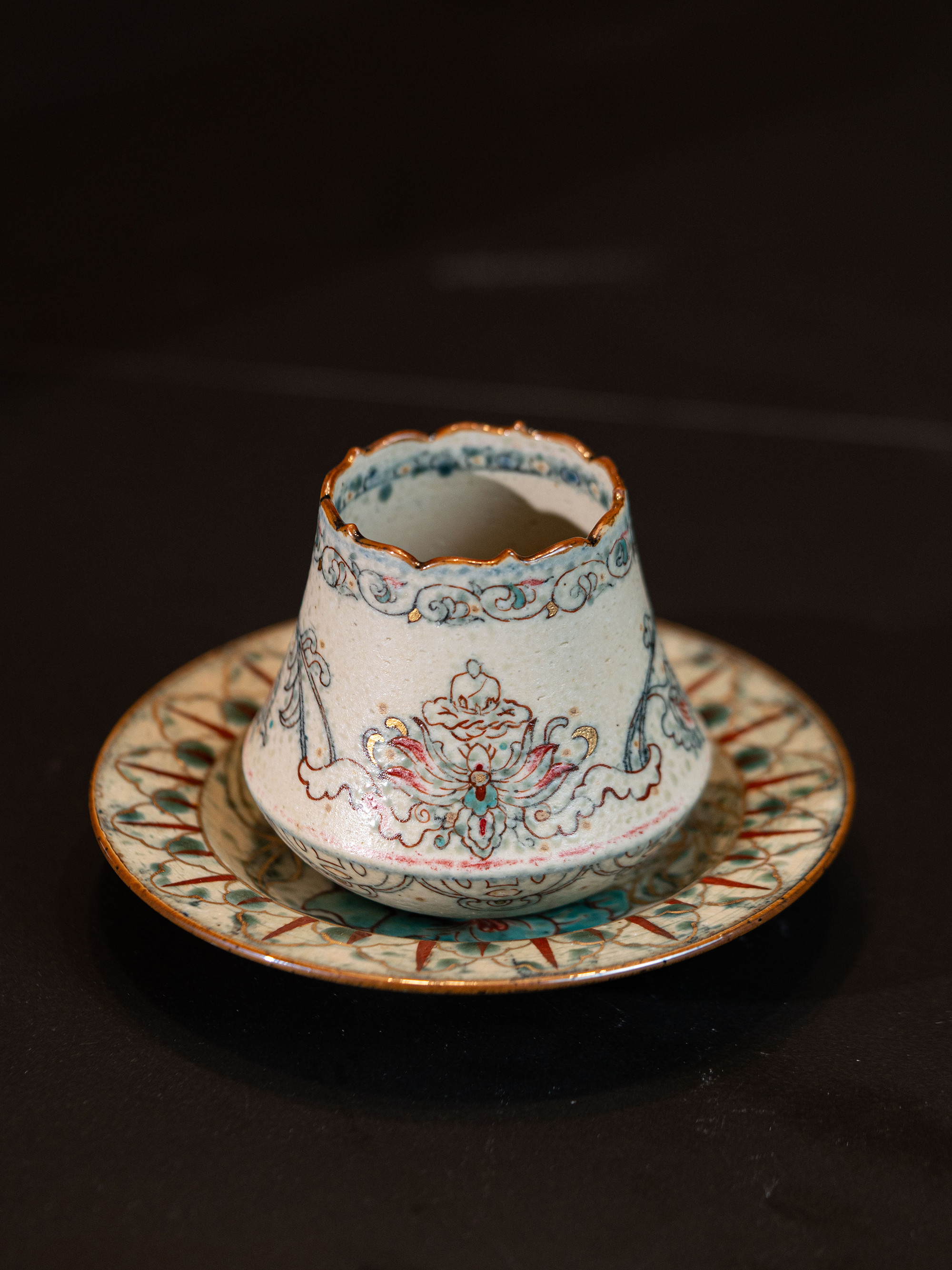 詩瓷集｜仏蓮紋・金彩トロコカップ 中国唐風・手作り青花染付＋金彩 火山型茶杯／コーヒーカップ（景徳鎮製 260ml）