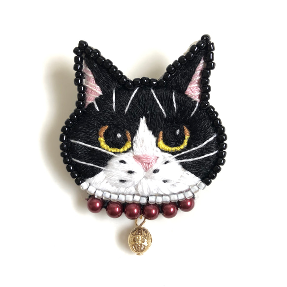白黒のハチワレ猫】手刺繍ブローチ 2way仕様(バッグチャームオプション