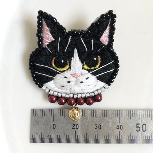 白黒のハチワレ猫】手刺繍ブローチ 2way仕様(バッグチャームオプション