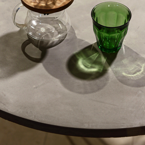 円形｜ラウンドテーブル｜ライトグレー｜薄塗りモルタル｜ダイニングテーブル ◇送料無料◇ 円形｜薄塗りモルタル｜ラウンドテーブル｜ライト