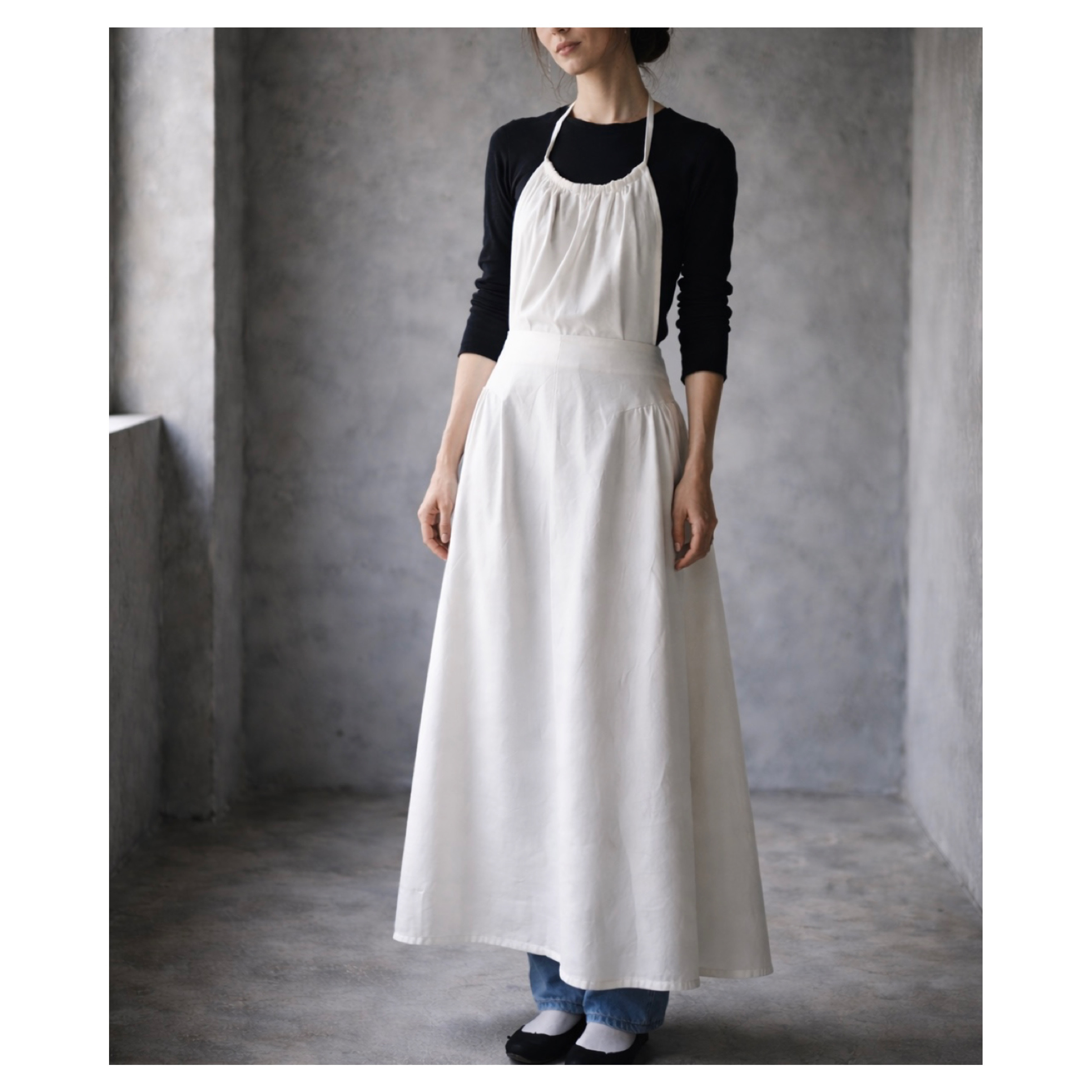 一味違うお洒落デニムエプロン／岡山県児島デニムで魅せる、サイドギャザーデザインエプロン／6オンスデニム／オフホワイト