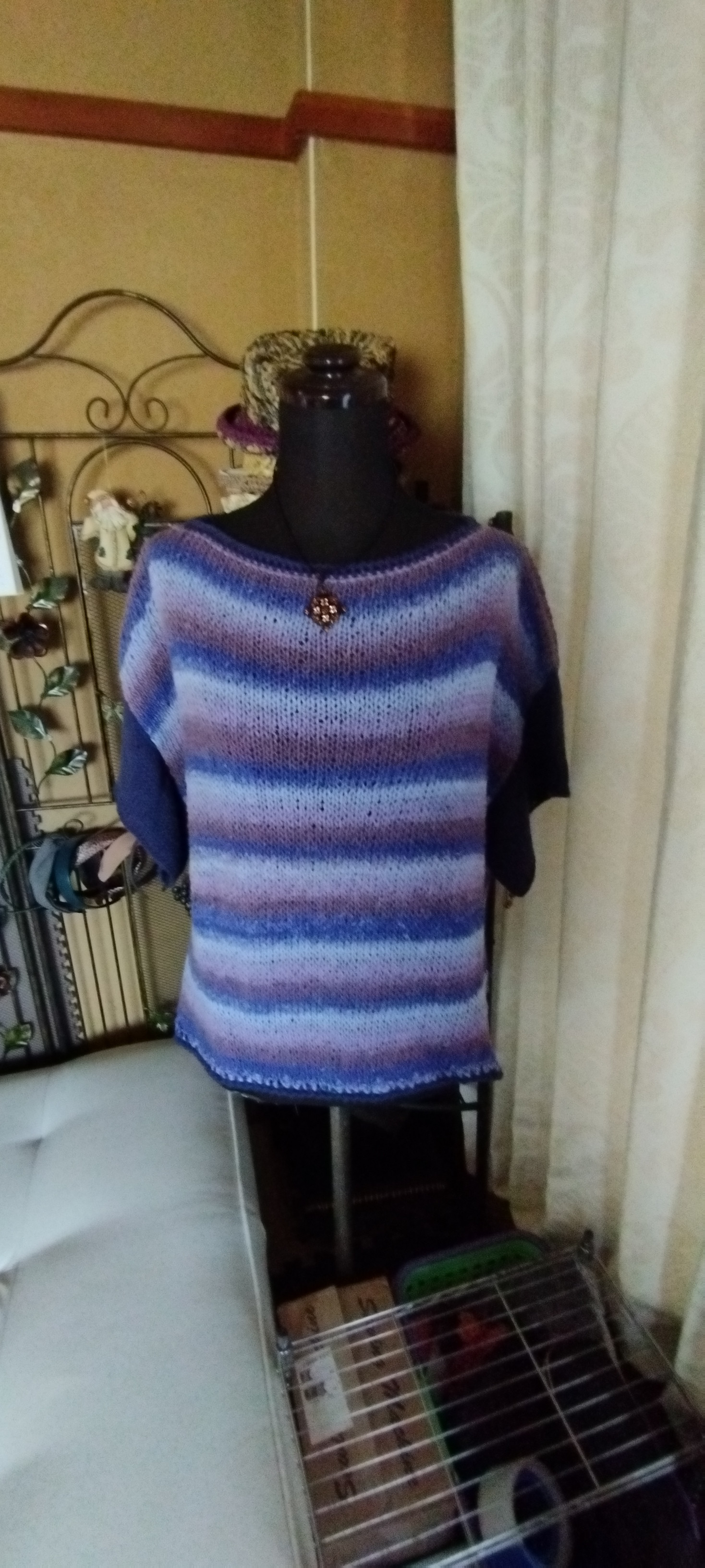 ネイビー、パープル、グレーのボーダー柄ニット