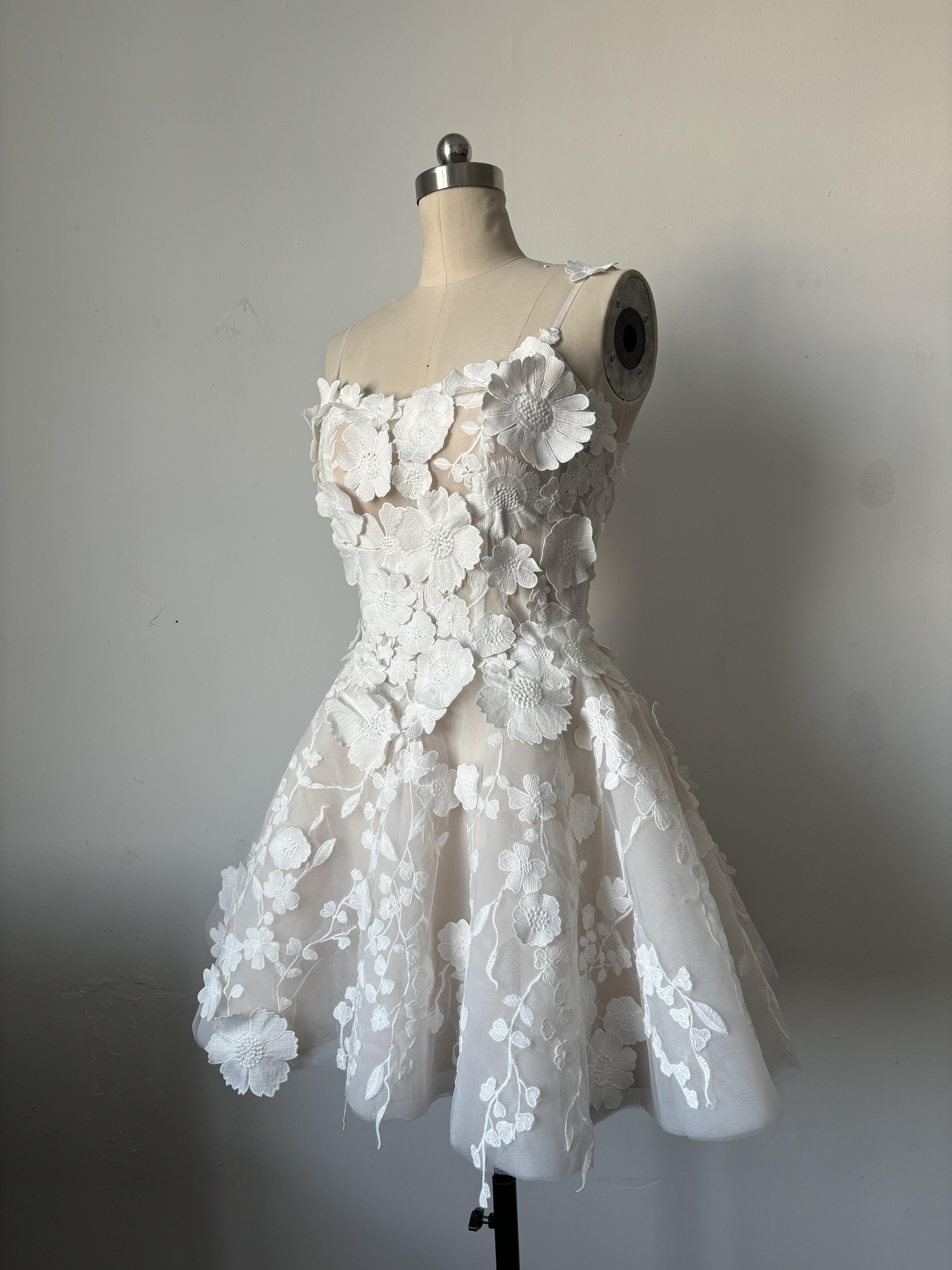 圧倒的に存在感　立体お花飾り　高品質　可愛いミニドレス　ホワイト　フラワー　エレガント　優雅ビスチェライン　サイズオーダ