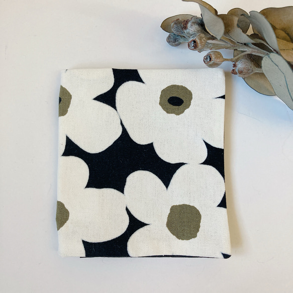 オトナかわいいサニタリーケース　北欧　フラワー　花　モノトーン 2枚目の画像