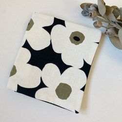 オトナかわいいサニタリーケース　北欧　フラワー　花　モノトーン 1枚目の画像