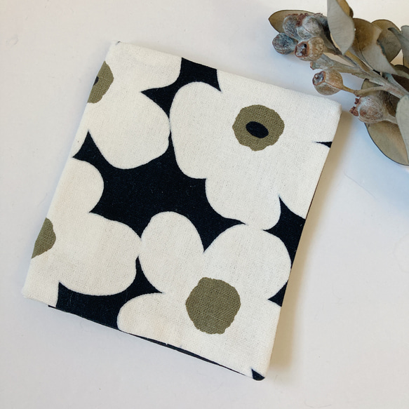 オトナかわいいサニタリーケース　北欧　フラワー　花　モノトーン 1枚目の画像