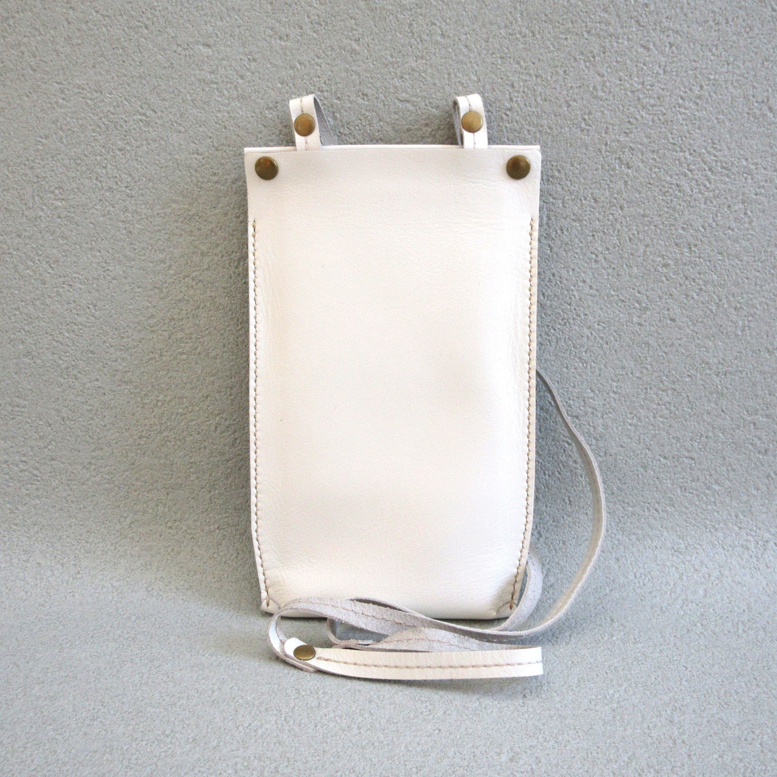 スリムにお出掛け《牛革》スマホショルダー・フラットタイプ・ポーチ・クリーム・082