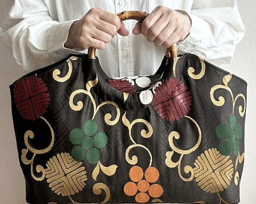 黒の花柄 帯バッグ 着物リメイク バッグ【バンブーハンドル帯バッグ （特大）鉄黒地に唐草