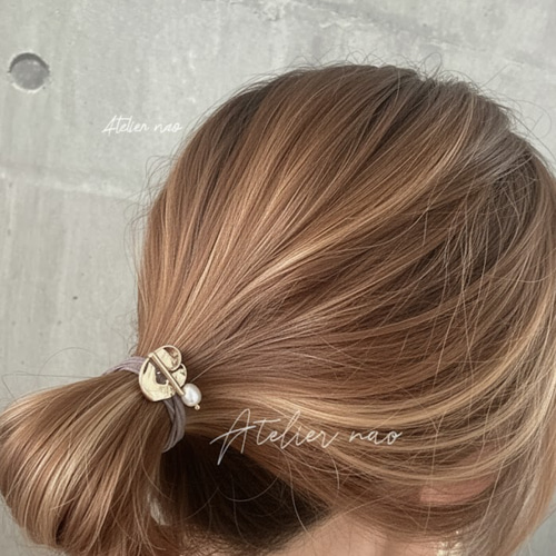 ヘアゴム  上品で合わせやすい秋カラー♪淡水パール♡ 結ぶだけでおしゃれヘア♡淡水パールとニュアンスゴールドパーツの