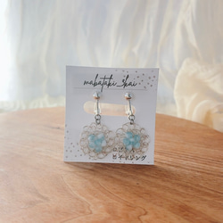 チェコビーズとシルバーの涼しげイヤリング｜かぎ針編み×ワイヤーの軽量アクセサリー（ピアス変更可） 1枚目の画像