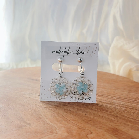 チェコビーズとシルバーの涼しげイヤリング｜かぎ針編み×ワイヤーの軽量アクセサリー（ピアス変更可） 1枚目の画像