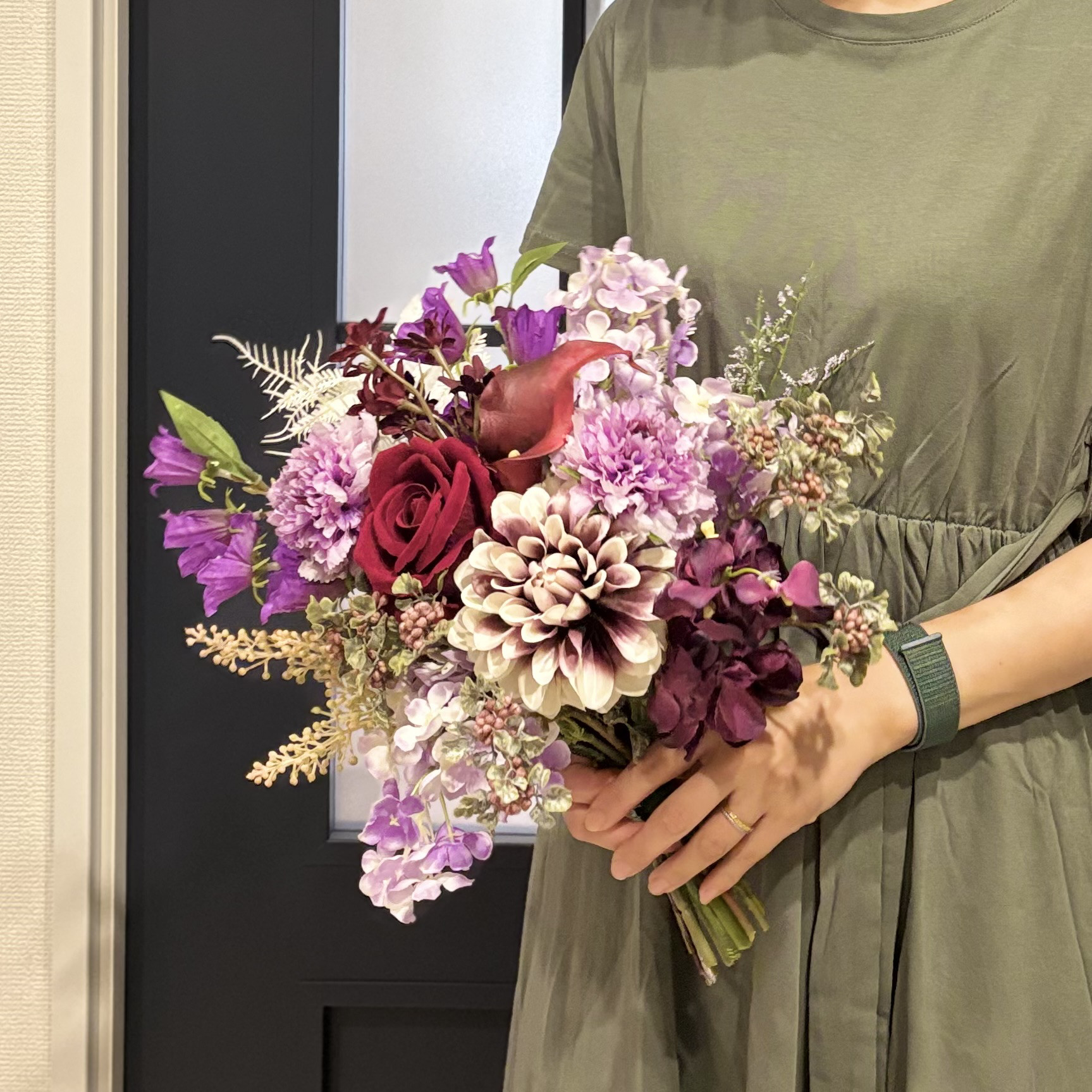 パープルレッドの大人カラーブーケ　造花　ブーケ　ウェディング