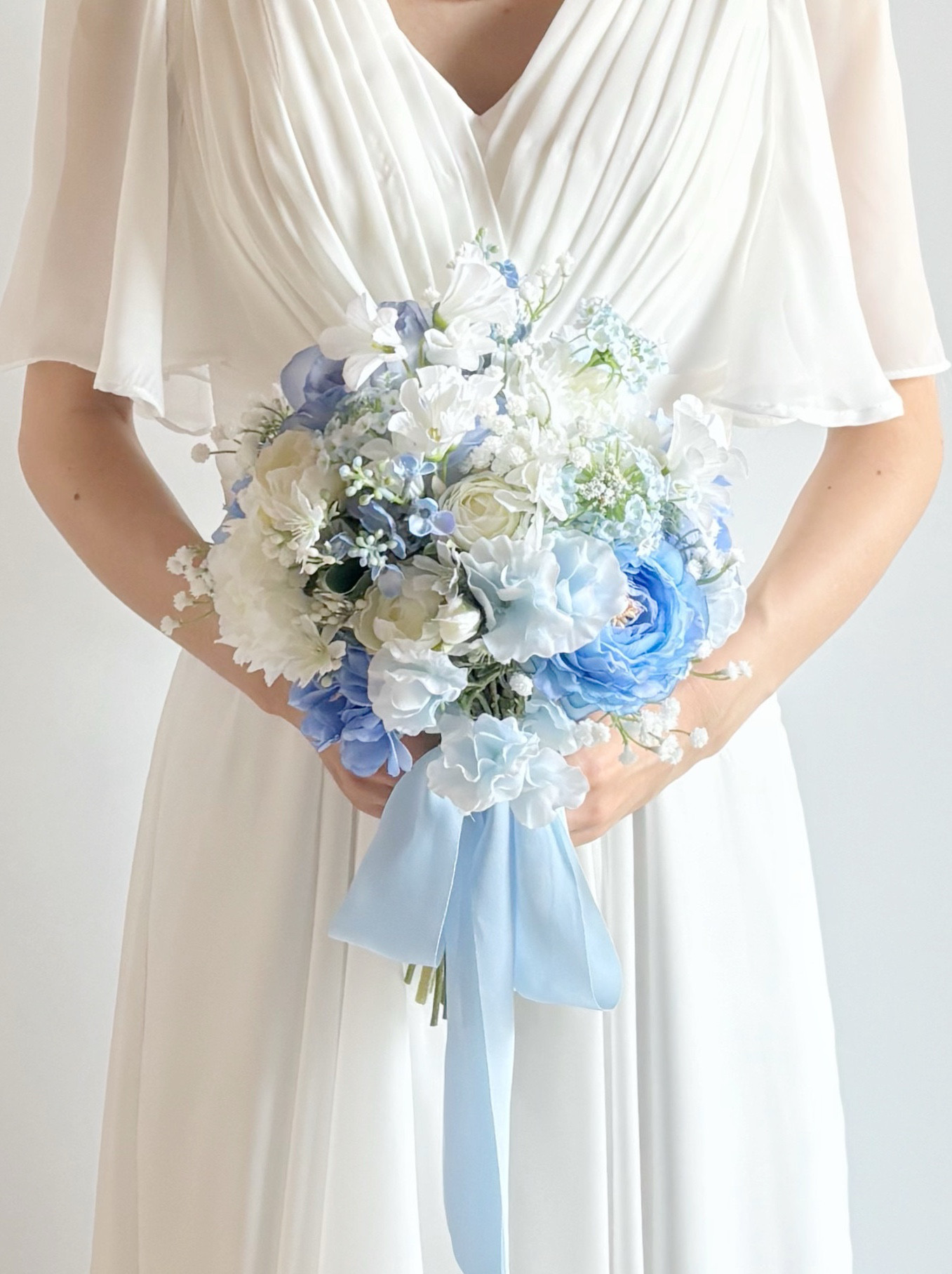 【再販】*受注制作*前撮り・フォト婚に人気｜純白と空色の爽やかラウンドウエディングブーケ　アーティフィシャルフラワー