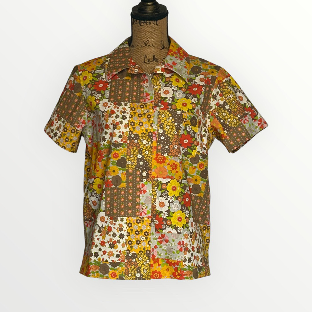 レディースアロハシャツ（レトロ花柄）