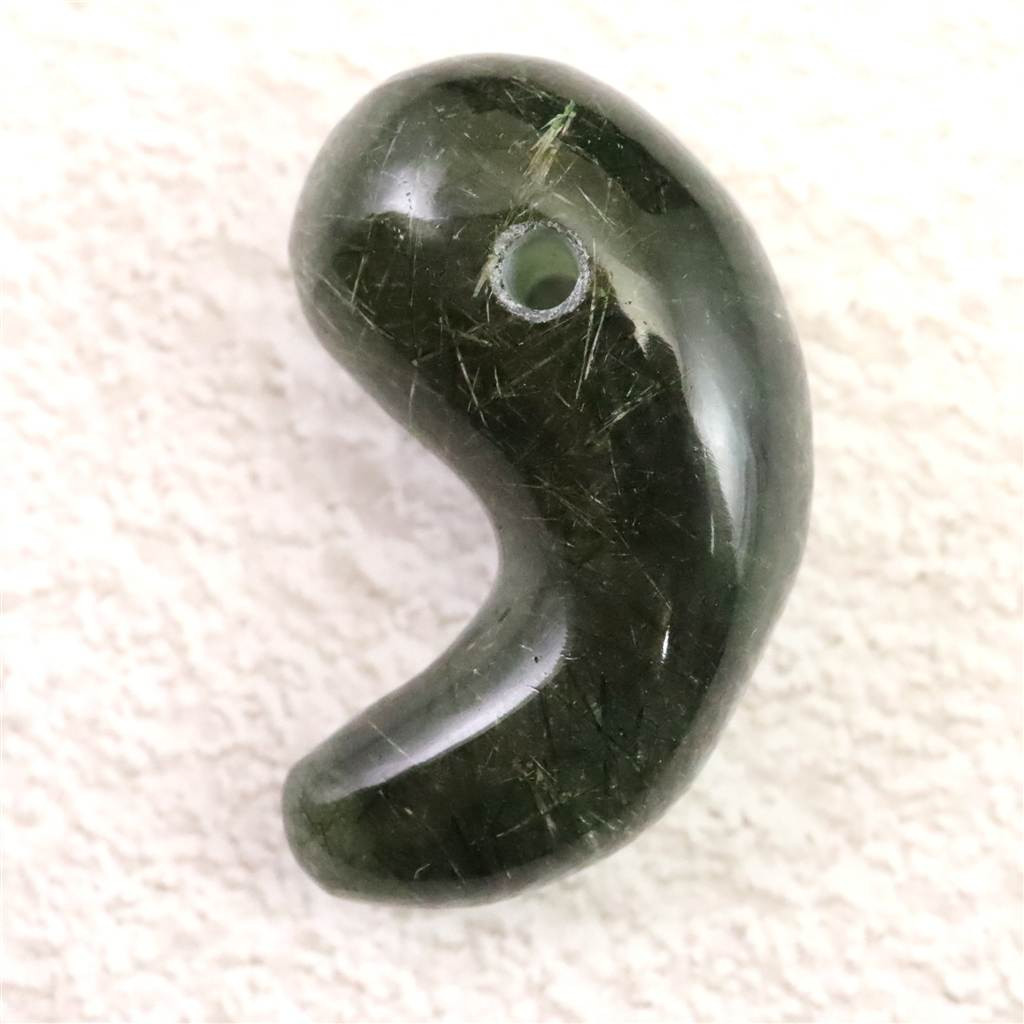 ガネッシュヒマール産 ヒマラヤ水晶  クローライト入り 勾玉 9.60g #40980