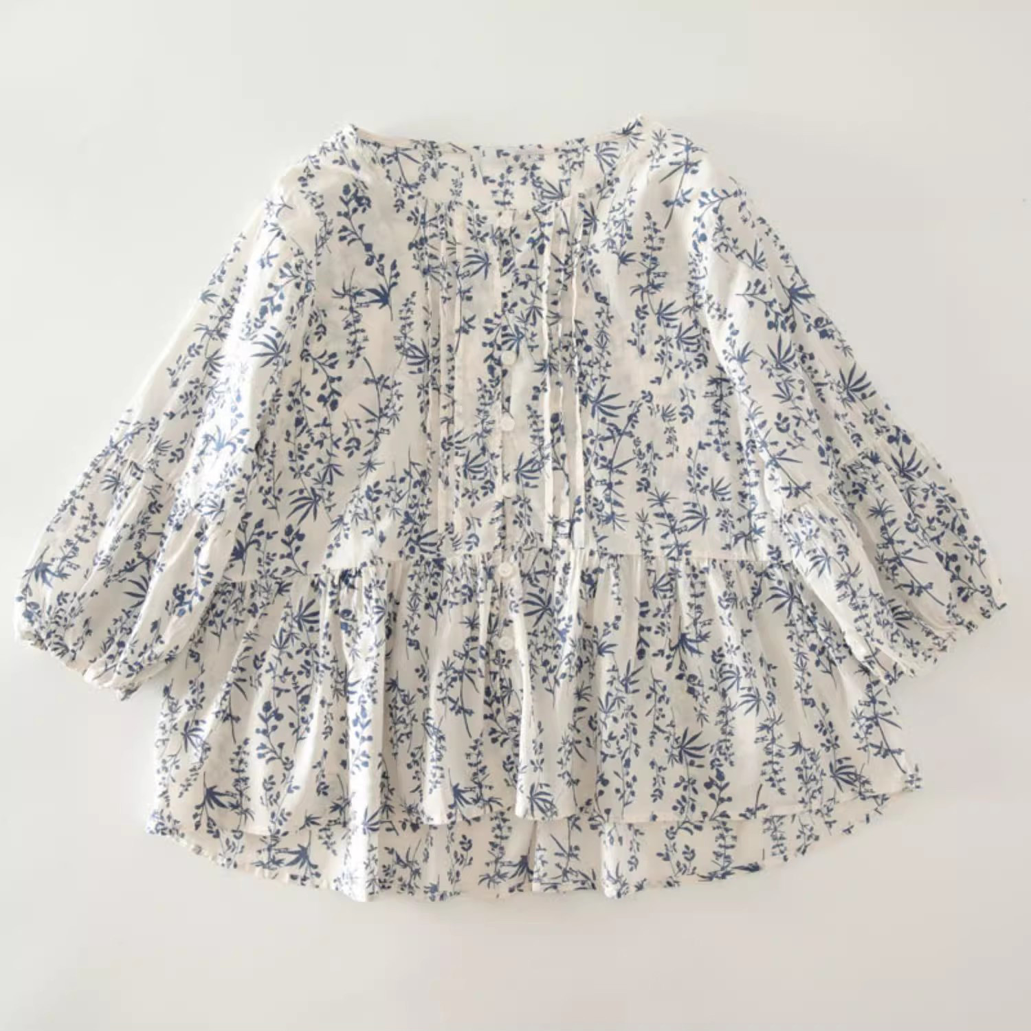 コットン100％ 紺色花柄プリント 薄手のゆったりした七分袖ブラウス 大人可愛い 春夏秋