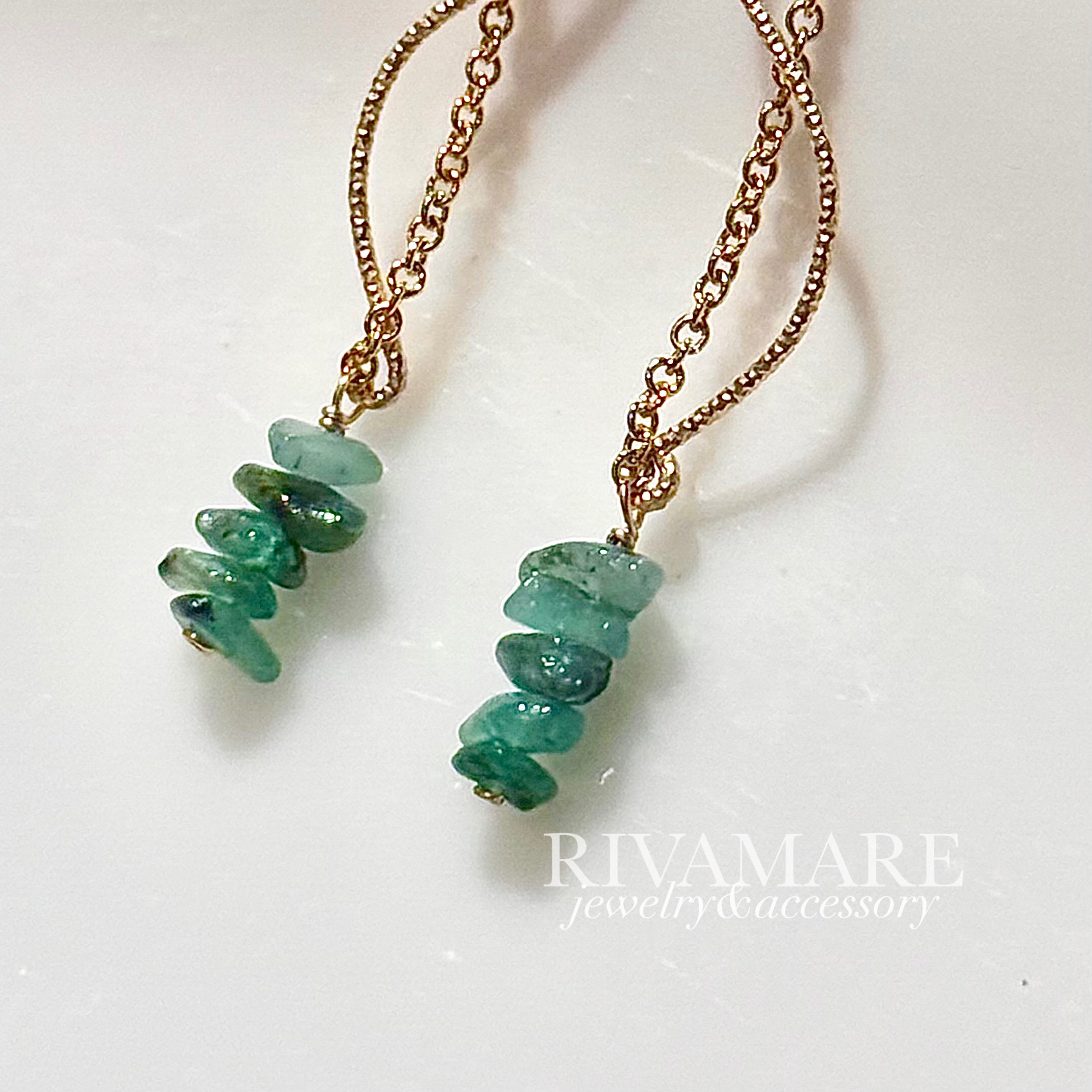 「エメラルドの風」エメラルド ピアス 原石チップ 繊細ワイヤーのピアス イヤリング変更可