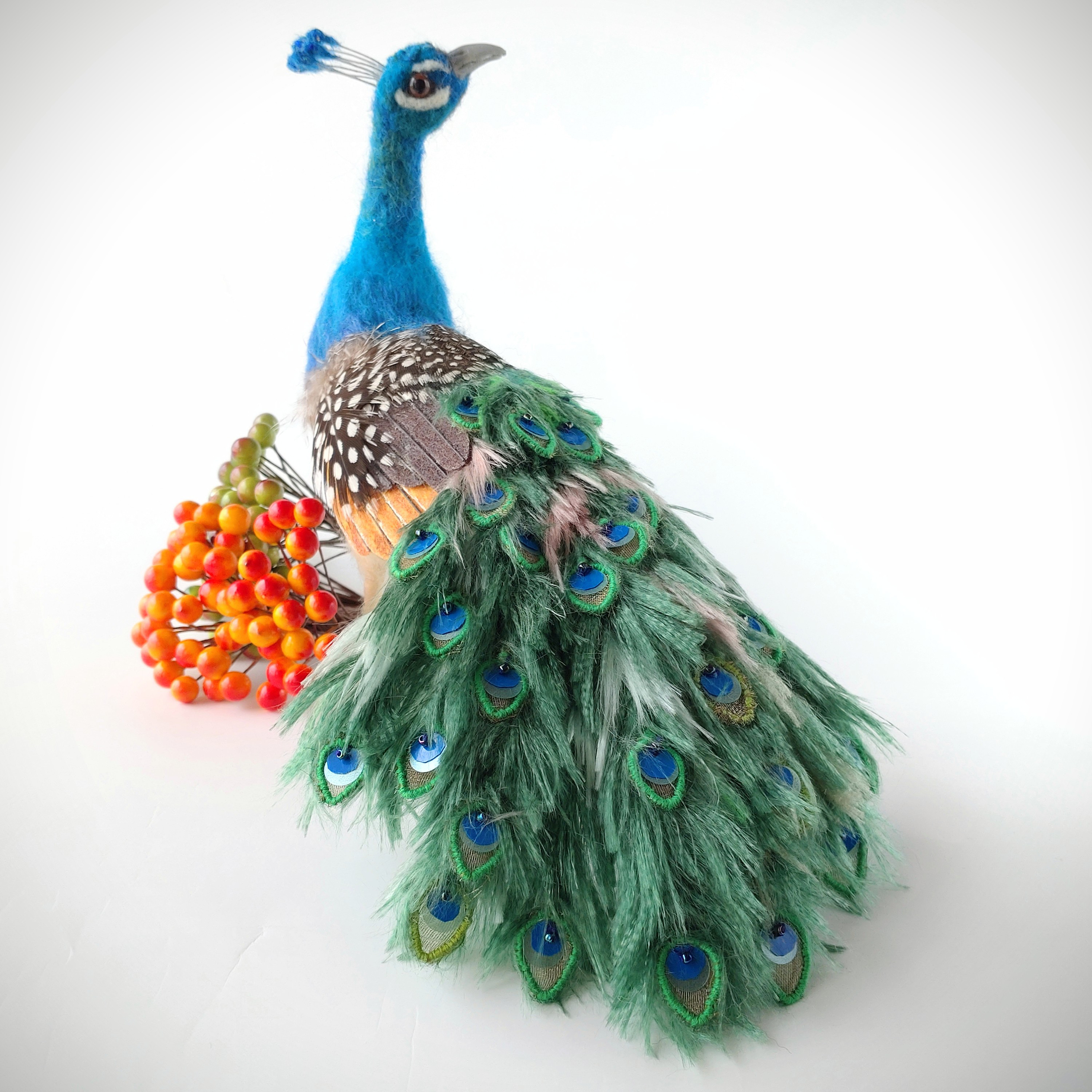 輝き羽ばたくクジャク～優雅なる森の宝石　～羊毛フェルト～