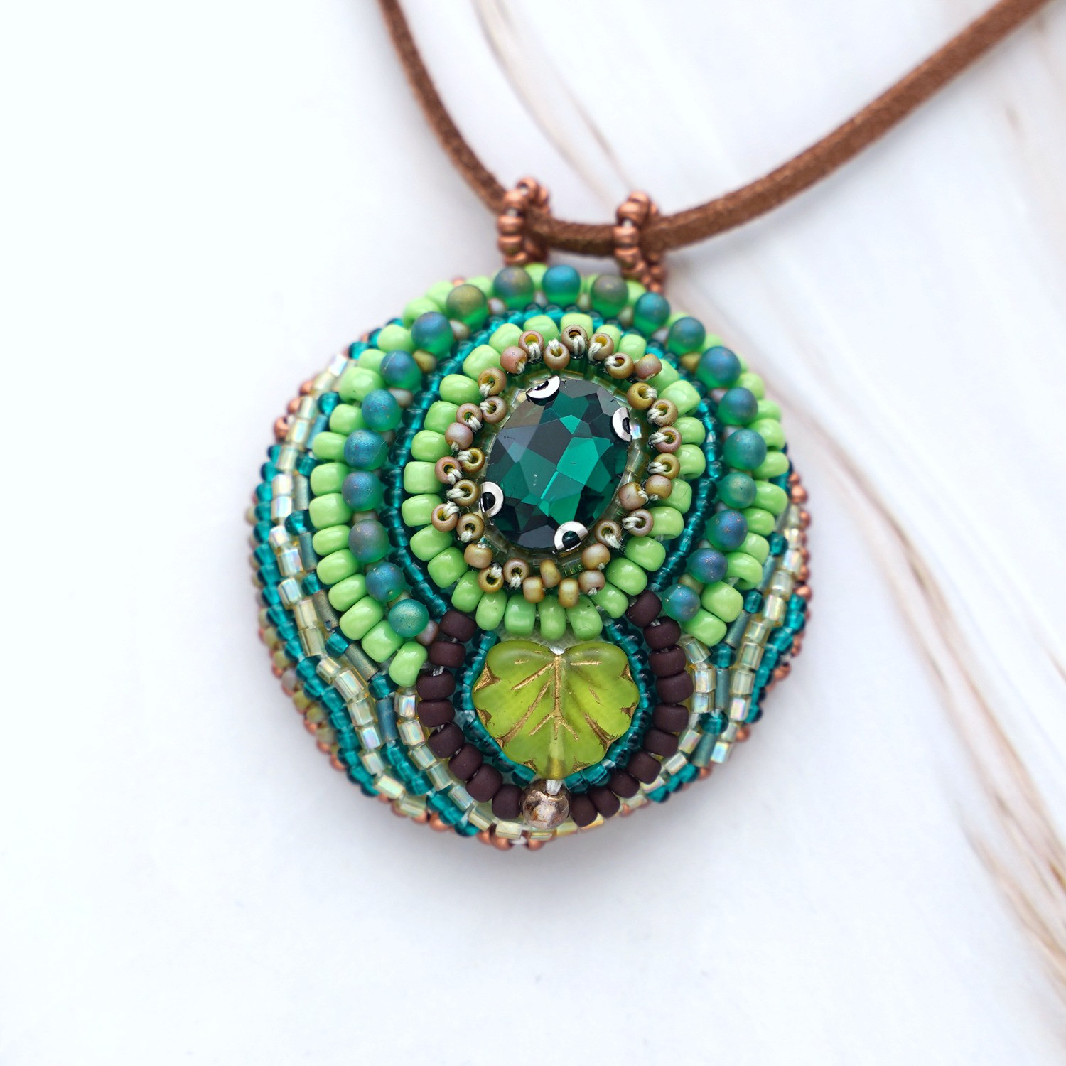 グリーンのビーズ刺繍ミラーネックレス｜No.13｜裏面ミラー付き｜一点物｜おしゃれで便利｜外出時に活躍